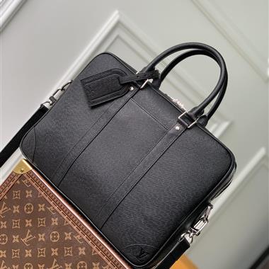 LOUIS VUITTON  2025新款男生時尚包包 尺寸：36.5 x 27.5 x 6CM
