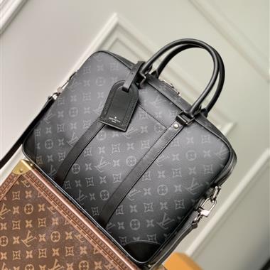 LOUIS VUITTON  2025新款男生時尚包包 尺寸：36.5 x 27.5 x 6CM