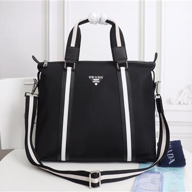 PRADA  2025新款男生時尚包包 尺寸：40*36*13CM
