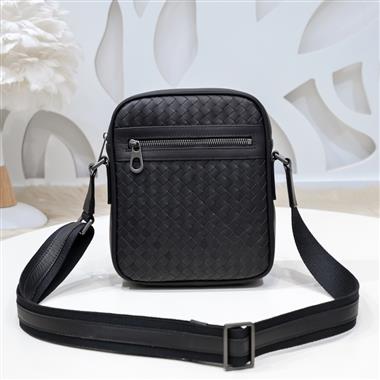 BOTTEGA VENETA    2025新款男生時尚包包  尺寸：20*24*7CM