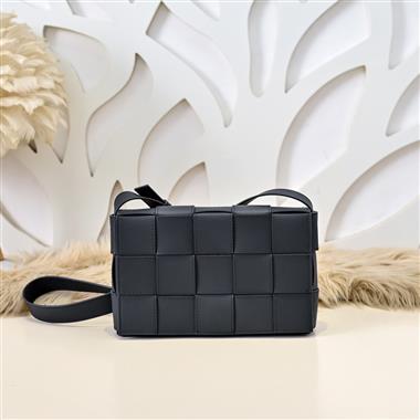 BOTTEGA VENETA    2025新款男生時尚包包  尺寸：23*14*5CM