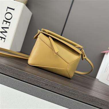 LOEWE   2025新款女生時尚包包  尺寸：18*12.5*8CM