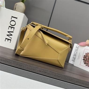 LOEWE   2025新款女生時尚包包  尺寸：24*10.5*16CM