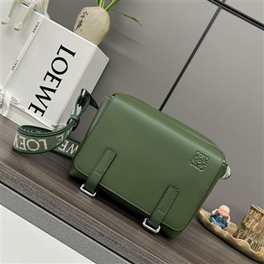LOEWE   2025新款男生時尚包包  尺寸：24.5*18*10.5CM