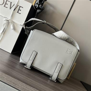 LOEWE   2025新款男生時尚包包  尺寸：24.5*18*10.5CM