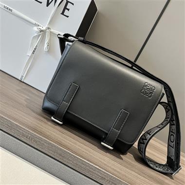 LOEWE   2025新款男生時尚包包  尺寸：24.5*18*10.5CM