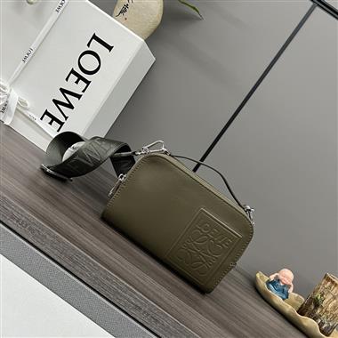 LOEWE   2025新款男生時尚包包  尺寸：18*7*13CM