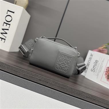 LOEWE   2025新款男生時尚包包  尺寸：18*7*13CM