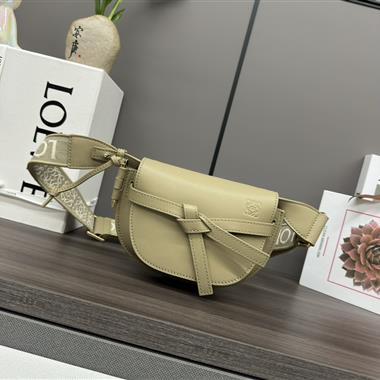 LOEWE   2025新款女生時尚包包  尺寸：15*9.5*12.5CM