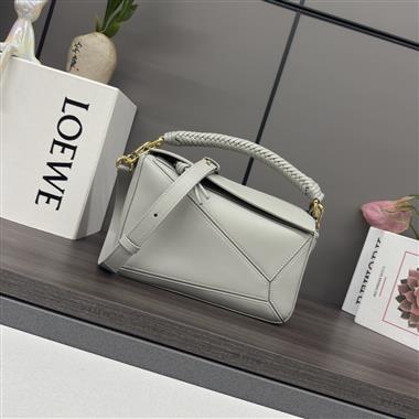 LOEWE   2025新款女生時尚包包  尺寸：24*10.5*16CM