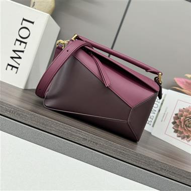 LOEWE   2025新款女生時尚包包  尺寸：24*10.5*16CM