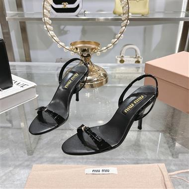 MIUMIU   2025新款女生休閒時尚鞋子
