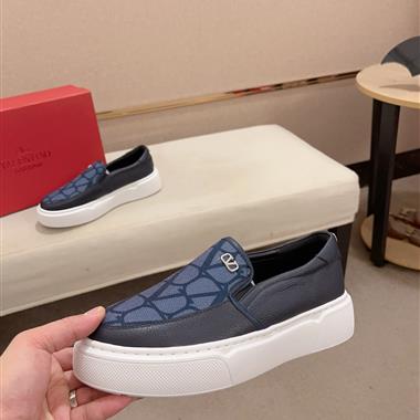 Valentino    2025新款男生休閒時尚鞋子