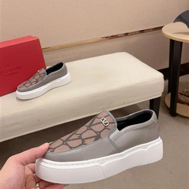 Valentino    2025新款男生休閒時尚鞋子