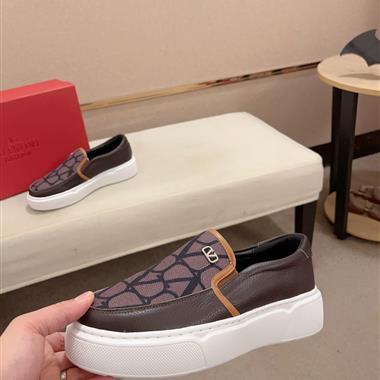Valentino    2025新款男生休閒時尚鞋子
