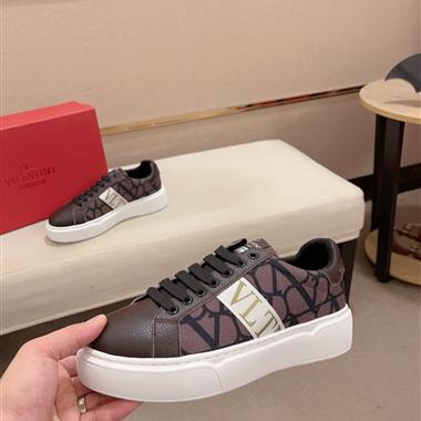 Valentino    2025新款男生休閒時尚鞋子