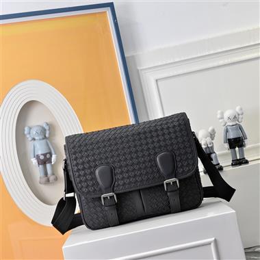BOTTEGA VENETA  2025新款男生時尚包包   尺寸：32-26-10CM