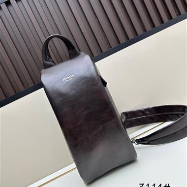 PRADA  2025新款男生時尚包包   尺寸：18*32*11CM