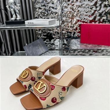 Valentino    2025新款女生休閒時尚鞋子