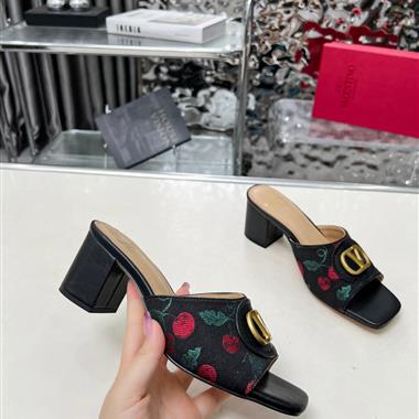 Valentino    2025新款女生休閒時尚鞋子