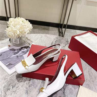 Valentino    2025新款女生休閒時尚鞋子