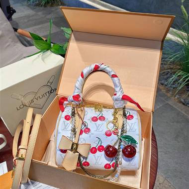 LOUIS VUITTON    2025新款女生時尚包包 尺寸：20*15CM
