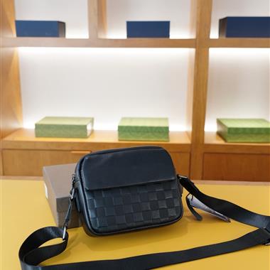 LOUIS VUITTON    2025新款男生時尚包包 尺寸：19x15x5CM