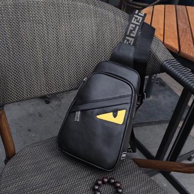 FENDI   2025新款男生時尚包包 尺寸：19*26*6.5CM