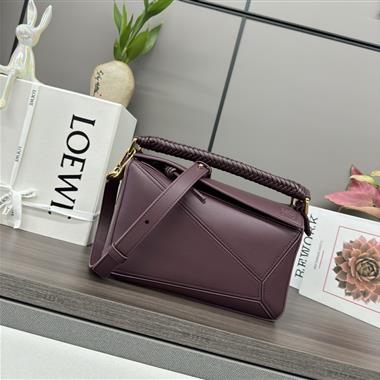 LOEWE    2025新款時女生時尚包包   尺寸：24*10.5*16CM