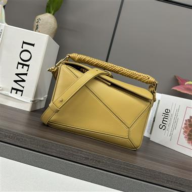 LOEWE    2025新款時女生時尚包包   尺寸：24*10.5*16CM