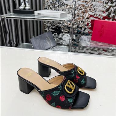 Valentino   2025新款女生休閒時尚鞋子