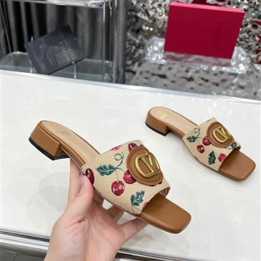 Valentino   2025新款女生休閒時尚鞋子