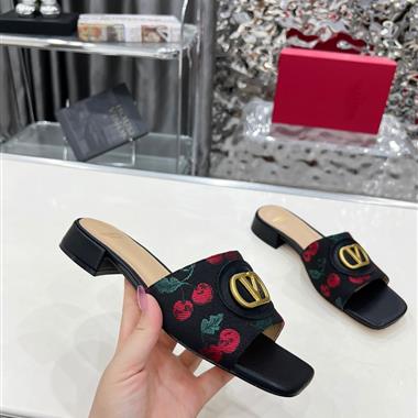 Valentino   2025新款女生休閒時尚鞋子