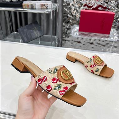 Valentino   2025新款女生休閒時尚鞋子