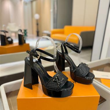 Louis Vuitton    2025新款女生休閒時尚鞋子