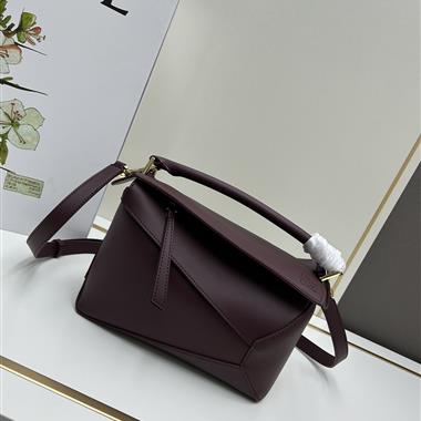 LOEWE   2025新款女生時尚皮夾 尺寸：24-10.5-16CM