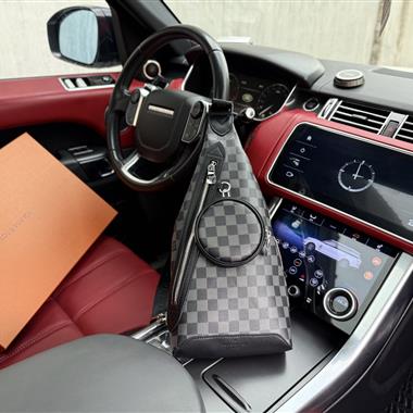 LOUIS VUITTON   2025新款男生時尚包包 尺寸：20x42x6CM