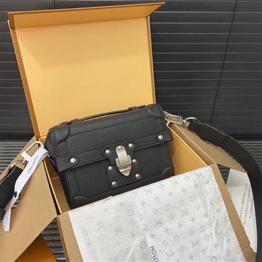 LOUIS VUITTON   2025新款男生時尚包包 尺寸：30x42x12CM