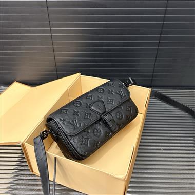 LOUIS VUITTON   2025新款男生時尚包包 尺寸：22*12CM