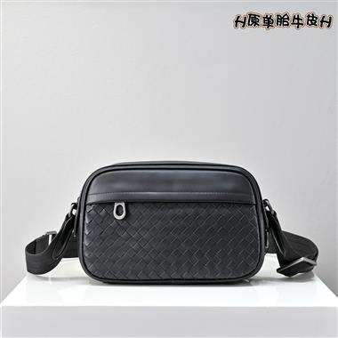 BOTTEGA VENETA  2025新款男生時尚包包 尺寸：23-15-6CM