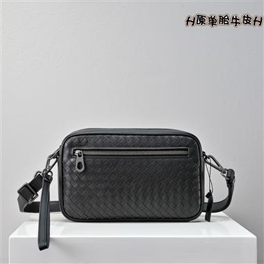 BOTTEGA VENETA  2025新款男生時尚包包 尺寸：26-16-6CM