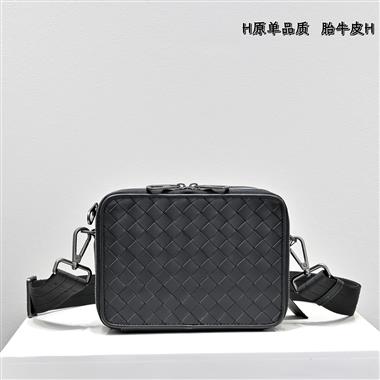 BOTTEGA VENETA  2025新款男生時尚包包 尺寸：20-14-7CM