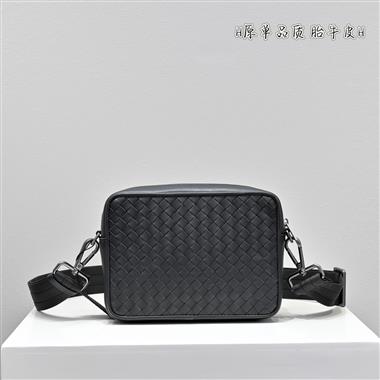 BOTTEGA VENETA  2025新款男生時尚包包 尺寸：20-14-7CM