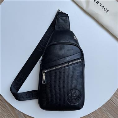 VERSACE  2025新款男生時尚包包 尺寸：20x29x5CM