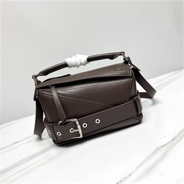 LOEWE   2025新款女生時尚包包 尺寸：24*10.5*16.5CM