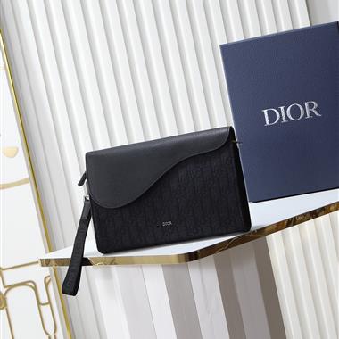 DIOR   2025新款男生時尚包包 尺寸：26*20.5*6.5CM