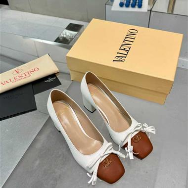 Valentino    2025新款女生休閒時尚鞋子