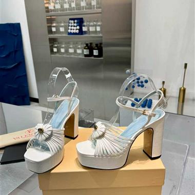 Valentino    2025新款女生休閒時尚鞋子