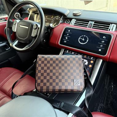 LOUIS VUITTON   2025新款男生時尚包包 尺寸：26x20x7CM