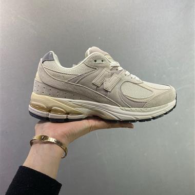 New Balance 2002R 經典的尼龍網布跑鞋